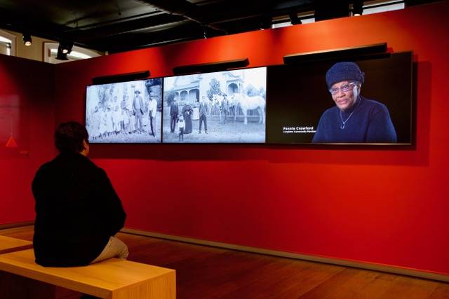Multiscreen film with interviews and archival photos